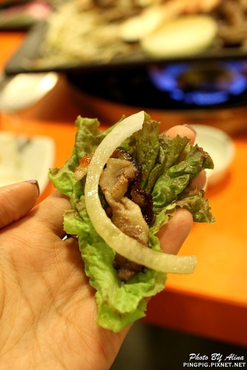 【首爾美食】明洞肉統領韓式烤肉｜黑豬肉.韓牛烤肉與年糕結合 @Alina 愛琳娜