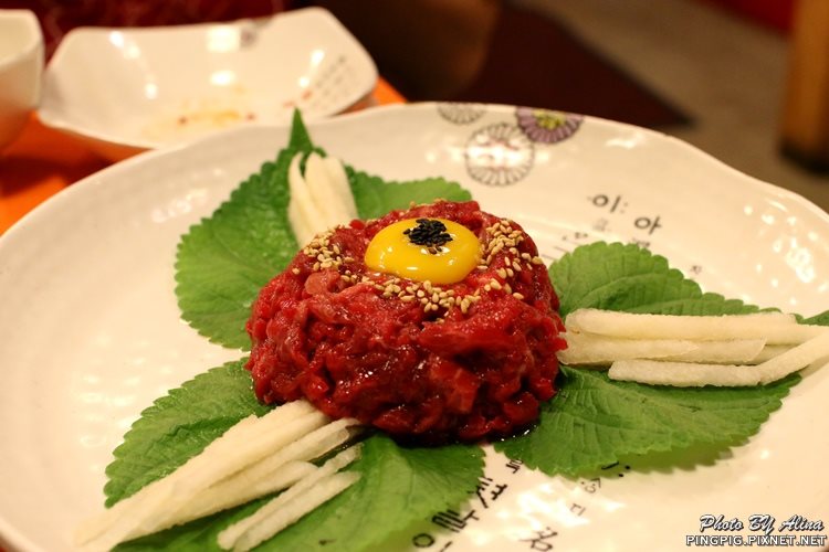 【首爾美食】明洞肉統領韓式烤肉|黑豬肉.韓牛烤肉與年糕結合 @Alina 愛琳娜 【首爾美食】明洞肉統領韓式烤肉|黑豬肉.韓牛烤肉與年糕結合 @Alina 愛琳娜