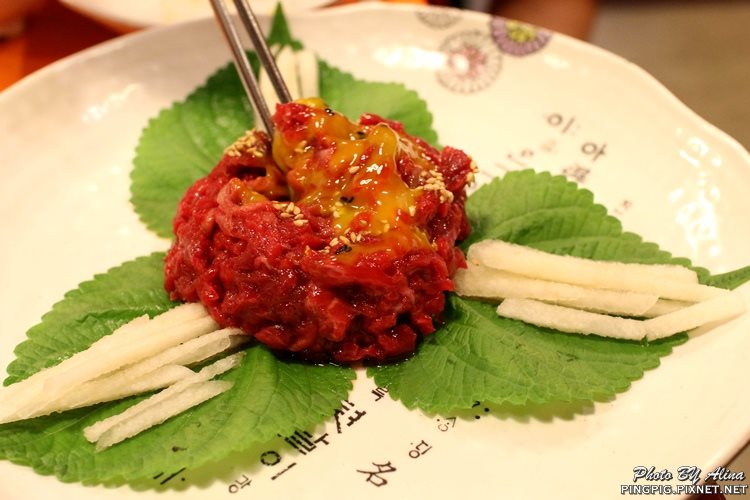 【首爾美食】明洞肉統領韓式烤肉｜黑豬肉.韓牛烤肉與年糕結合 @Alina 愛琳娜