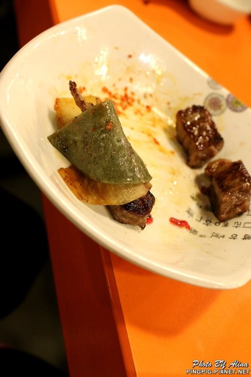 【首爾美食】明洞肉統領韓式烤肉｜黑豬肉.韓牛烤肉與年糕結合 @Alina 愛琳娜