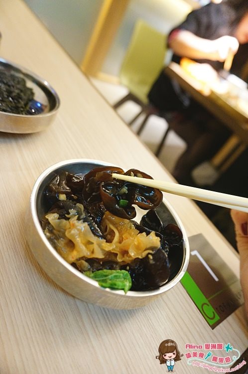 【台北美食】南港 豆腐村|5種小菜免費吃到飽的韓式料理店 @Alina 愛琳娜 涼拌黑木耳
