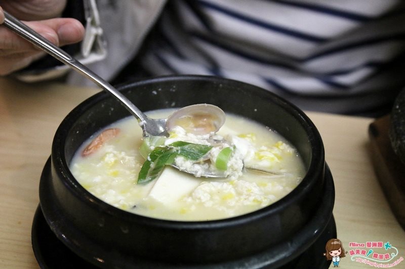 【首爾美食】新村芝麻村石磨豆腐鍋專賣店|豆腐花般鮮甜 @Alina 愛琳娜 【首爾美食】新村芝麻村石磨豆腐鍋專賣店|豆腐花般鮮甜 @Alina 愛琳娜