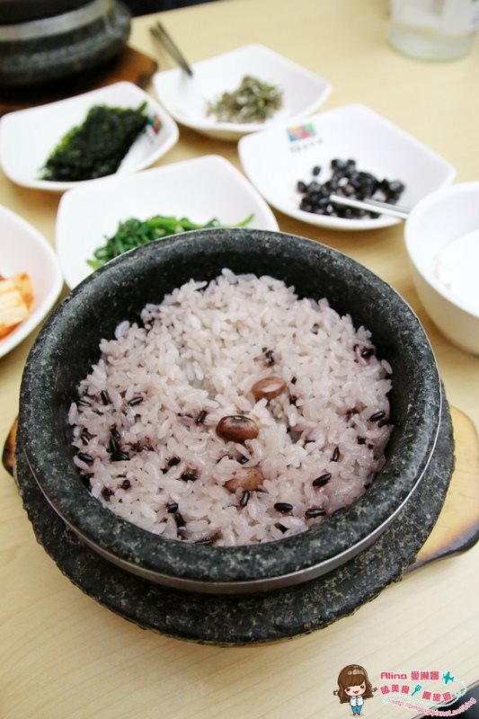 【首爾美食】新村芝麻村石磨豆腐鍋專賣店|豆腐花般鮮甜 @Alina 愛琳娜 【首爾美食】新村芝麻村石磨豆腐鍋專賣店|豆腐花般鮮甜 @Alina 愛琳娜