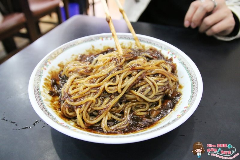 【首爾美食】東華飯店 韓式炸醬麵 黑嚕嚕的拌醬十分特別 @Alina 愛琳娜 【首爾美食】東華飯店 韓式炸醬麵 黑嚕嚕的拌醬十分特別 @Alina 愛琳娜