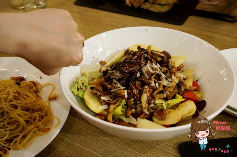 【台北美食】Miacucina義式蔬食料理內湖店｜最愛三種起士帕尼尼 @Alina 愛琳娜