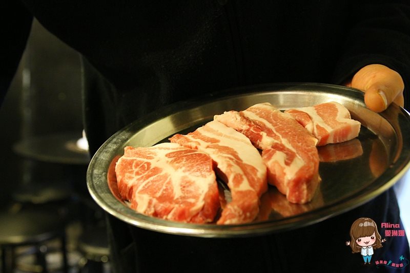 【首爾美食】新村胖胖豬烤肉 便宜好吃,韓國豬五花烤肉彈牙多汁 @Alina 愛琳娜 【首爾美食】新村胖胖豬烤肉 便宜好吃,韓國豬五花烤肉彈牙多汁 @Alina 愛琳娜