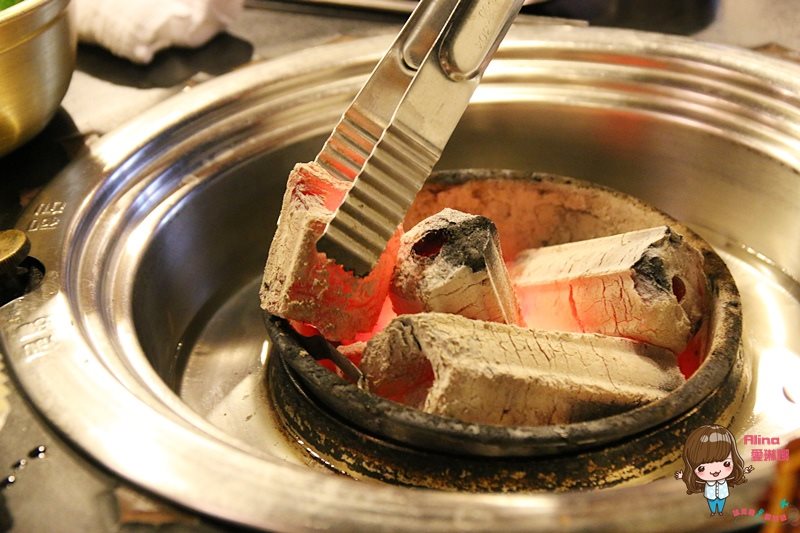 【首爾美食】新村胖胖豬烤肉 便宜好吃,韓國豬五花烤肉彈牙多汁 @Alina 愛琳娜 【首爾美食】新村胖胖豬烤肉 便宜好吃,韓國豬五花烤肉彈牙多汁 @Alina 愛琳娜