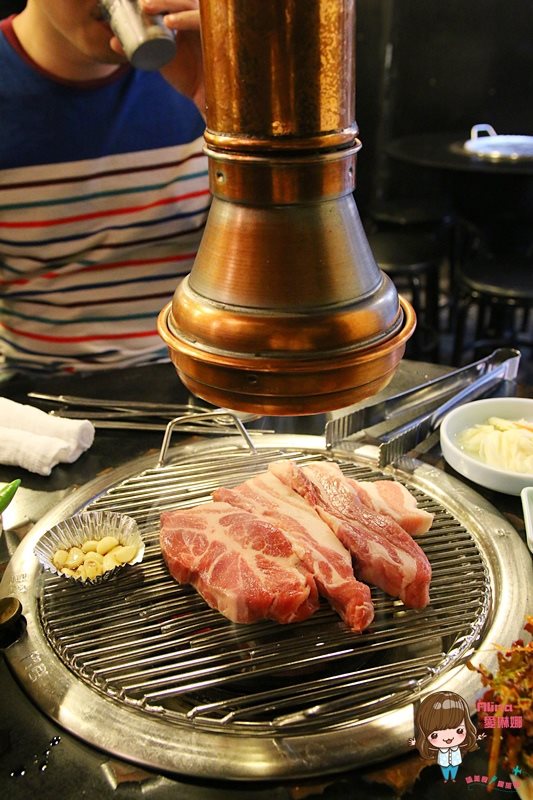 【首爾美食】新村胖胖豬烤肉 便宜好吃,韓國豬五花烤肉彈牙多汁 @Alina 愛琳娜 【首爾美食】新村胖胖豬烤肉 便宜好吃,韓國豬五花烤肉彈牙多汁 @Alina 愛琳娜