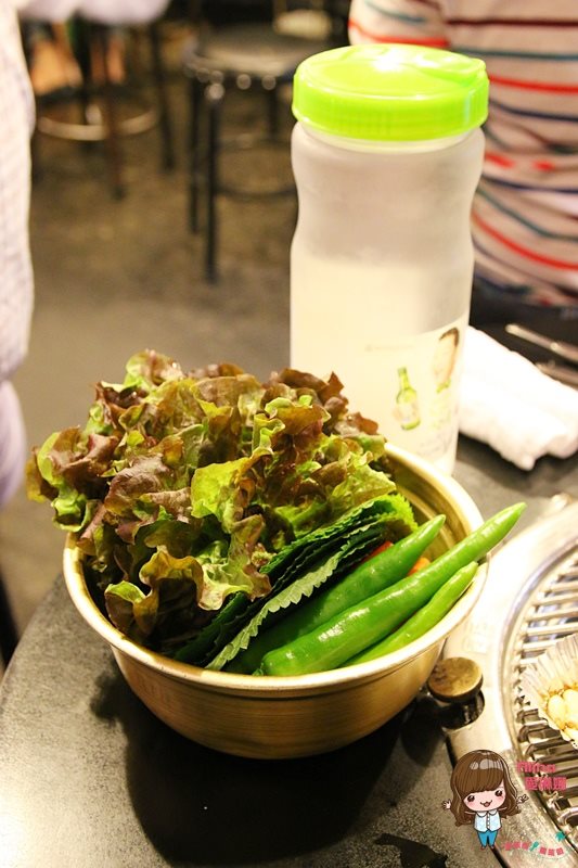 【首爾美食】新村胖胖豬烤肉 便宜好吃，韓國豬五花烤肉彈牙多汁 @Alina 愛琳娜