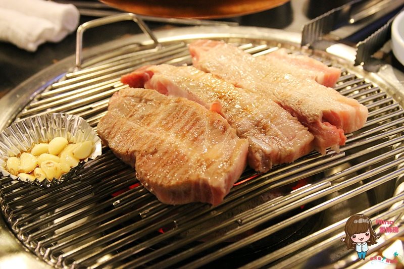 【首爾美食】新村胖胖豬烤肉 便宜好吃,韓國豬五花烤肉彈牙多汁 @Alina 愛琳娜 【首爾美食】新村胖胖豬烤肉 便宜好吃,韓國豬五花烤肉彈牙多汁 @Alina 愛琳娜