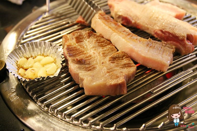 【首爾美食】新村胖胖豬烤肉 便宜好吃,韓國豬五花烤肉彈牙多汁 @Alina 愛琳娜 【首爾美食】新村胖胖豬烤肉 便宜好吃,韓國豬五花烤肉彈牙多汁 @Alina 愛琳娜