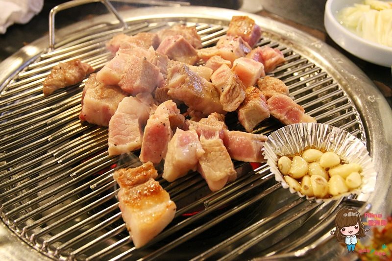 【首爾美食】新村胖胖豬烤肉 便宜好吃，韓國豬五花烤肉彈牙多汁 @Alina 愛琳娜