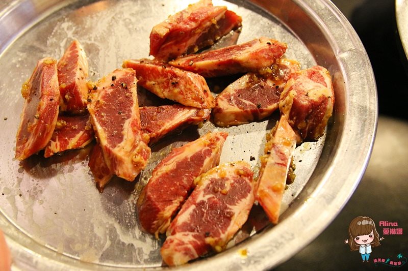 【首爾美食】新村胖胖豬烤肉 便宜好吃，韓國豬五花烤肉彈牙多汁 @Alina 愛琳娜