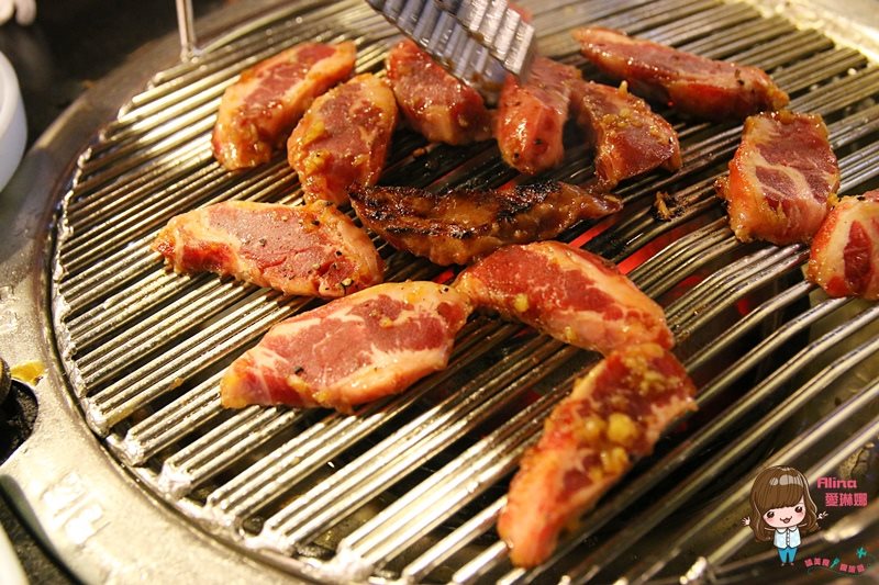 【首爾美食】新村胖胖豬烤肉 便宜好吃,韓國豬五花烤肉彈牙多汁 @Alina 愛琳娜 【首爾美食】新村胖胖豬烤肉 便宜好吃,韓國豬五花烤肉彈牙多汁 @Alina 愛琳娜