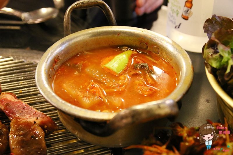 【首爾美食】新村胖胖豬烤肉 便宜好吃,韓國豬五花烤肉彈牙多汁 @Alina 愛琳娜 【首爾美食】新村胖胖豬烤肉 便宜好吃,韓國豬五花烤肉彈牙多汁 @Alina 愛琳娜