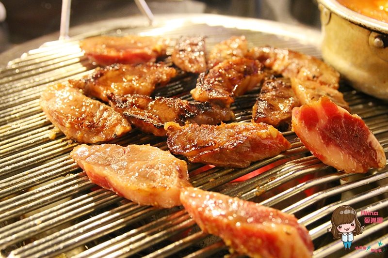 【首爾美食】新村胖胖豬烤肉 便宜好吃,韓國豬五花烤肉彈牙多汁 @Alina 愛琳娜 【首爾美食】新村胖胖豬烤肉 便宜好吃,韓國豬五花烤肉彈牙多汁 @Alina 愛琳娜