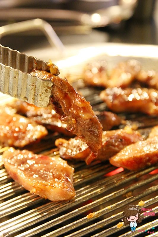 【首爾美食】新村胖胖豬烤肉 便宜好吃,韓國豬五花烤肉彈牙多汁 @Alina 愛琳娜 【首爾美食】新村胖胖豬烤肉 便宜好吃,韓國豬五花烤肉彈牙多汁 @Alina 愛琳娜