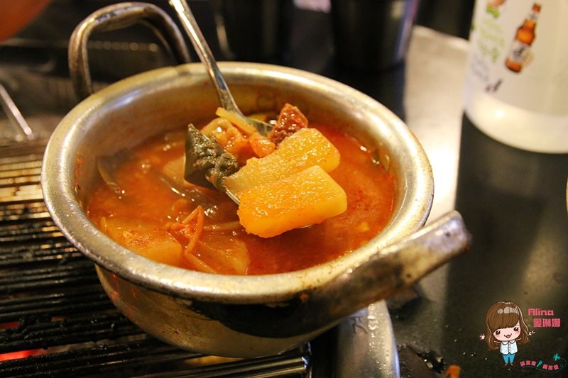 【首爾美食】新村胖胖豬烤肉 便宜好吃，韓國豬五花烤肉彈牙多汁 @Alina 愛琳娜