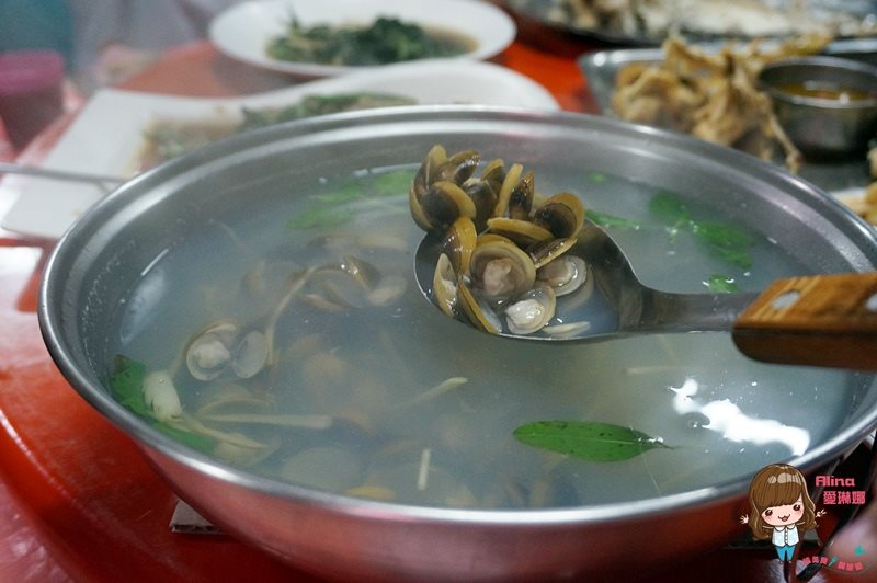 【花蓮美食】轟炸雞場｜傳統桶仔雞、碳烤魚，後山家鄉味甕仔雞 @Alina 愛琳娜
