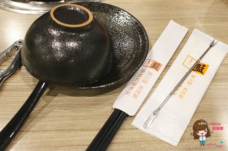 【台北食記】十二籃螃蟹火鍋 秋蟹沙公海陸粥火鍋,秋天吃最鮮美 @Alina 愛琳娜 【台北食記】十二籃螃蟹火鍋 秋蟹沙公海陸粥火鍋,秋天吃最鮮美 @Alina 愛琳娜
