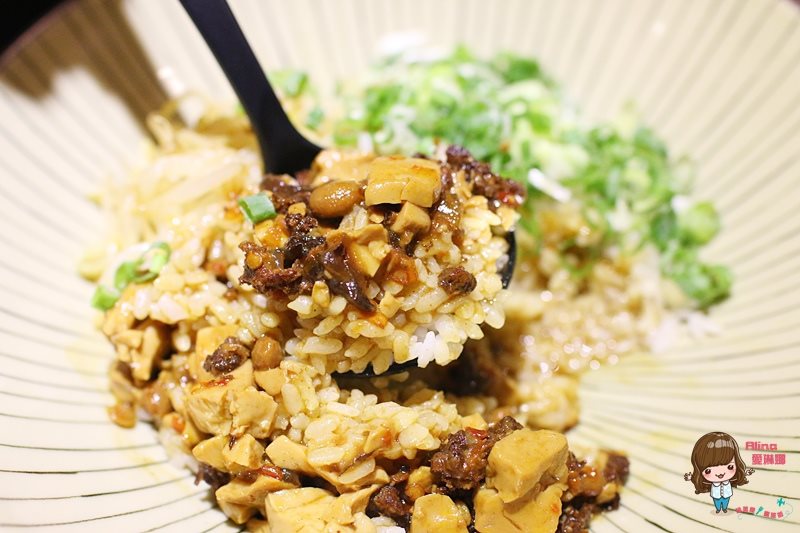 【台北美食】勝面 麻辣牛肉拉麵 精燉牛肉拉麵 鮮嫩牛肉片帶著花椒獨特香氣 香麻夠味 @Alina 愛琳娜