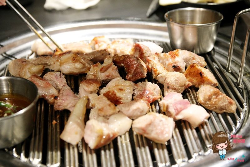 【首爾美食】弘大 401烤肉-Running Man HAHA的烤肉店 @Alina 愛琳娜