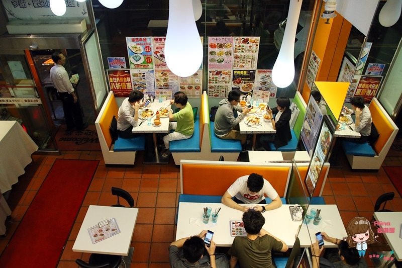 【香港美食】銅鑼灣澳門茶餐廳 豬扒豬仔包、乾炒公仔麵+鴛鴦奶茶 @Alina 愛琳娜