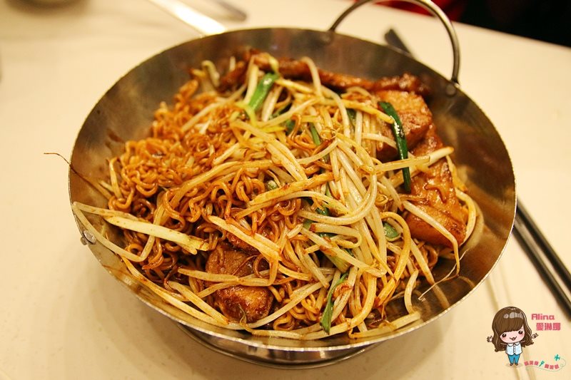【香港美食】銅鑼灣澳門茶餐廳 豬扒豬仔包、乾炒公仔麵+鴛鴦奶茶 @Alina 愛琳娜