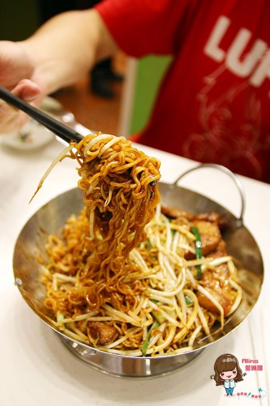 【香港美食】銅鑼灣澳門茶餐廳 豬扒豬仔包、乾炒公仔麵+鴛鴦奶茶 @Alina 愛琳娜