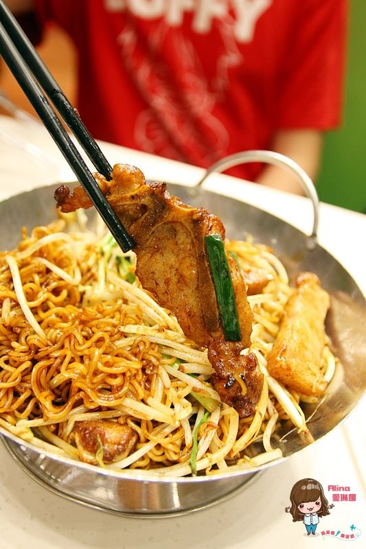 【香港美食】銅鑼灣澳門茶餐廳 豬扒豬仔包、乾炒公仔麵+鴛鴦奶茶 @Alina 愛琳娜