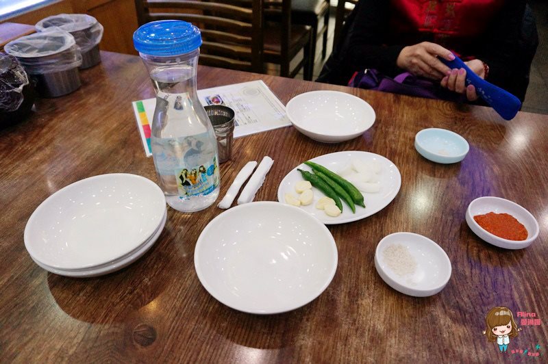 【首爾美食】弘大百年百歲土種蔘雞湯，黑棗人參雞塞白糯米 @Alina 愛琳娜