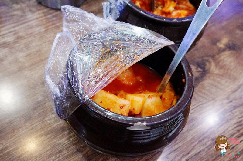 【首爾美食】弘大百年百歲土種蔘雞湯，黑棗人參雞塞白糯米 @Alina 愛琳娜
