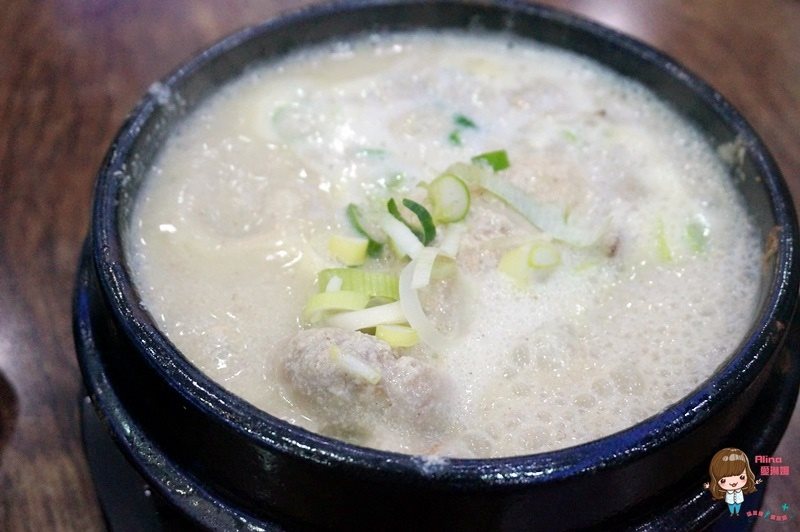 【首爾美食】弘大百年百歲土種蔘雞湯，黑棗人參雞塞白糯米 @Alina 愛琳娜