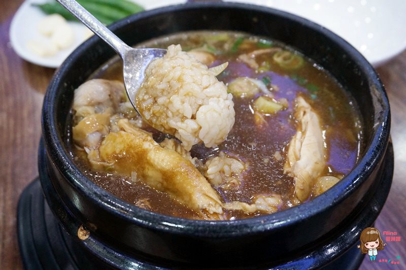 【首爾美食】弘大百年百歲土種蔘雞湯，黑棗人參雞塞白糯米 @Alina 愛琳娜