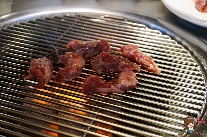 【首爾美食】喜來稀肉 烤海鷗肉好吃,韓劇太陽的後裔聚餐烤肉店 @Alina 愛琳娜 【首爾美食】喜來稀肉 烤海鷗肉好吃,韓劇太陽的後裔聚餐烤肉店 @Alina 愛琳娜
