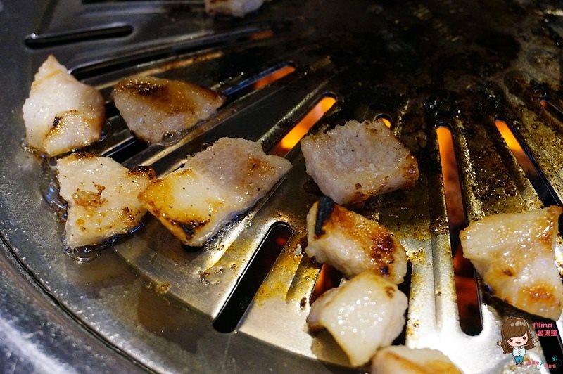 【首爾美食】喜來稀肉 烤海鷗肉好吃，韓劇太陽的後裔聚餐烤肉店 @Alina 愛琳娜