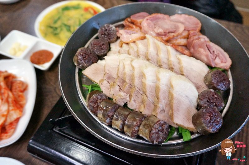 【首爾美食】弘大豬鼻包肉｜三代同堂老字號菜包肉、豬血腸 @Alina 愛琳娜