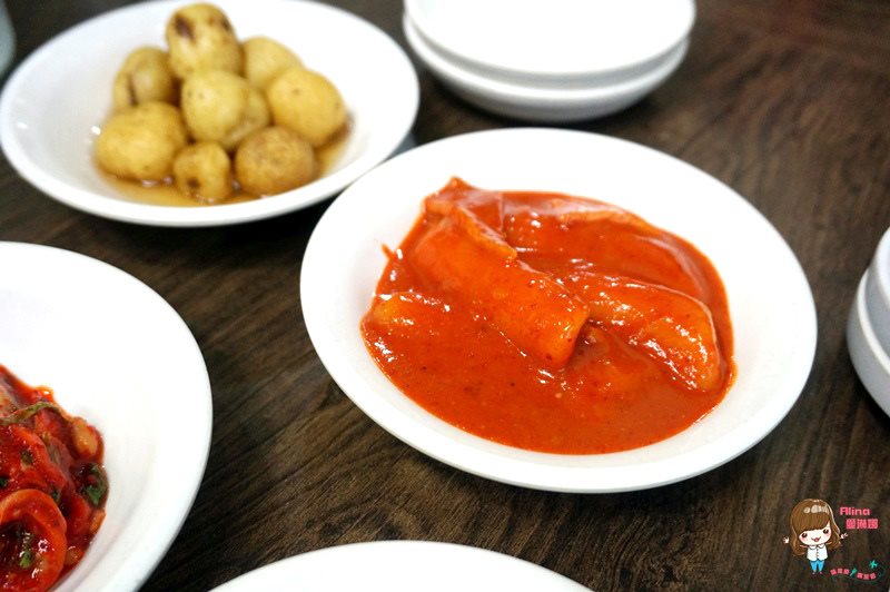 【首爾美食】弘大豬鼻包肉|三代同堂老字號菜包肉、豬血腸 @Alina 愛琳娜 【首爾美食】弘大豬鼻包肉|三代同堂老字號菜包肉、豬血腸 @Alina 愛琳娜