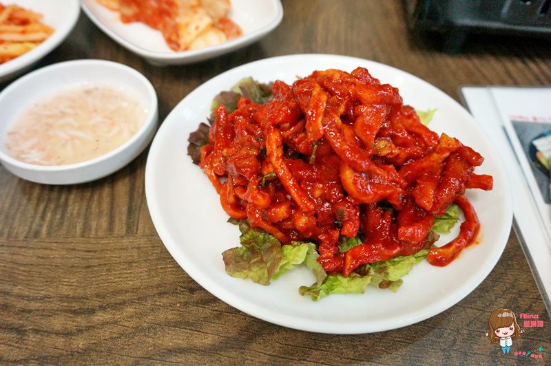 【首爾美食】弘大豬鼻包肉|三代同堂老字號菜包肉、豬血腸 @Alina 愛琳娜 【首爾美食】弘大豬鼻包肉|三代同堂老字號菜包肉、豬血腸 @Alina 愛琳娜