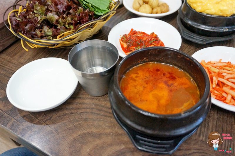 【首爾美食】弘大豬鼻包肉|三代同堂老字號菜包肉、豬血腸 @Alina 愛琳娜 【首爾美食】弘大豬鼻包肉|三代同堂老字號菜包肉、豬血腸 @Alina 愛琳娜
