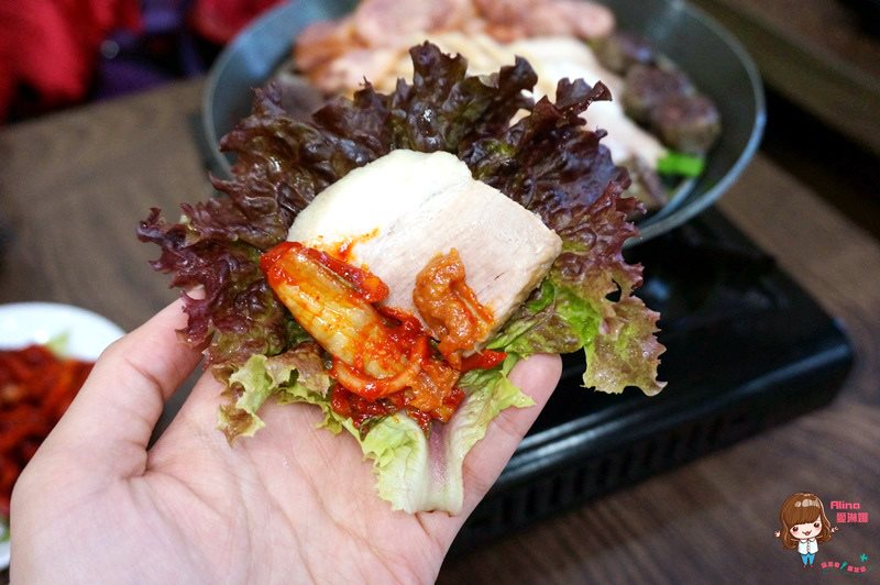 【首爾美食】弘大豬鼻包肉|三代同堂老字號菜包肉、豬血腸 @Alina 愛琳娜 【首爾美食】弘大豬鼻包肉|三代同堂老字號菜包肉、豬血腸 @Alina 愛琳娜