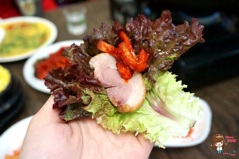 【首爾美食】弘大豬鼻包肉|三代同堂老字號菜包肉、豬血腸 @Alina 愛琳娜 【首爾美食】弘大豬鼻包肉|三代同堂老字號菜包肉、豬血腸 @Alina 愛琳娜