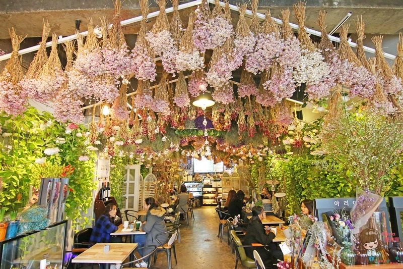 【首爾咖啡館】ARRIATE Cafe 江南花草咖啡館，乾燥花夢幻芬芳香 @Alina 愛琳娜