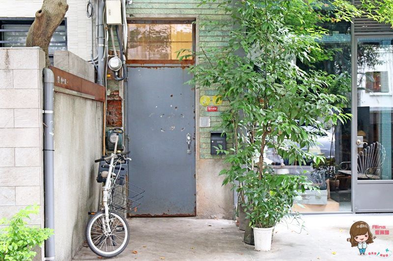 【台北美食】光一咖啡 中山老宅復古文青咖啡館，推薦蜂巢米鬆餅 @Alina 愛琳娜