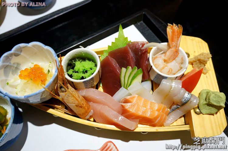 【花蓮美食】芝麻開門日式料理｜用船裝的整咖生魚片刺身定食 @Alina 愛琳娜