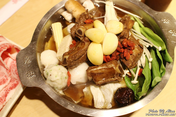 【新北食記】鬼椒一番鍋板橋店｜肉骨茶小排鍋 免飛新加坡就能吃 @Alina 愛琳娜