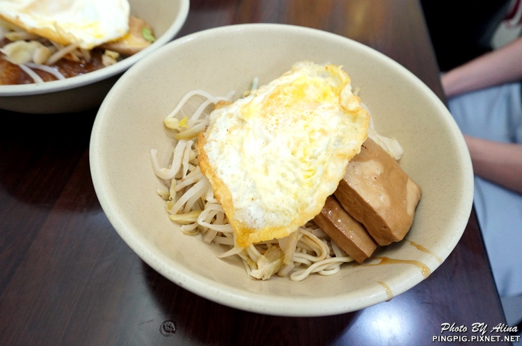 【台北美食】阿伯蛋包麵 東湖店｜傳統古早味乾拌麵甜不辣 @Alina 愛琳娜