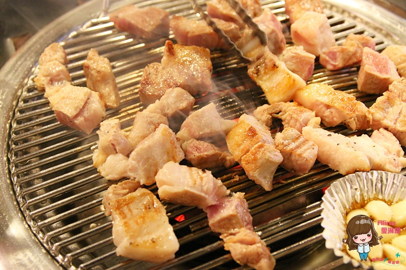 【首爾美食】新村胖胖豬烤肉 便宜好吃，韓國豬五花烤肉彈牙多汁 @Alina 愛琳娜