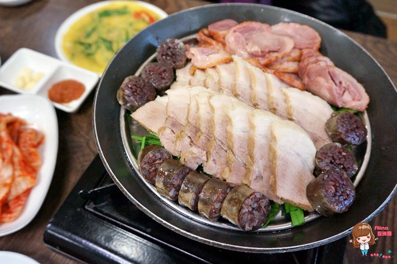 【首爾美食】弘大豬鼻包肉｜三代同堂老字號菜包肉、豬血腸 @Alina 愛琳娜