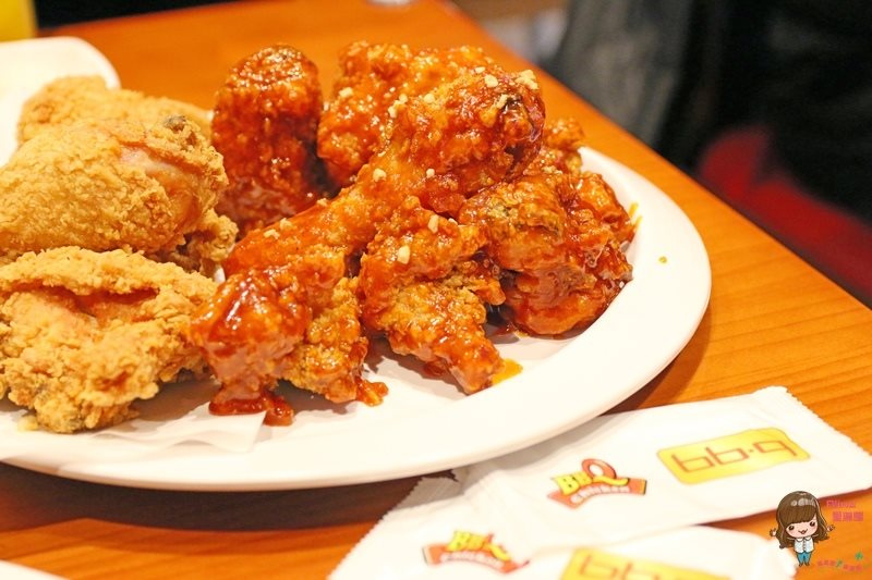 【首爾美食】BBQ炸雞合井明星店 招牌半半炸雞，近弘大停車場街 @Alina 愛琳娜